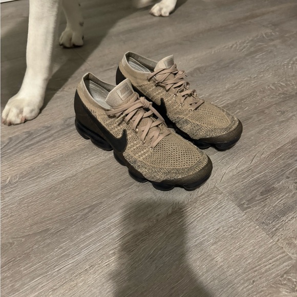 Men’s Nike Vapor Max Tennis Shoes - Picture 2 of 6